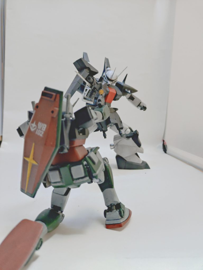 ここからはおまけ。前回の続き、強敵、ザクⅢの前に大ピンチのガンダム!ザクⅢ「ふふふ、このままトドメを刺してやるぜ」???「待てぃ!!」ザク「む、誰だ!?」