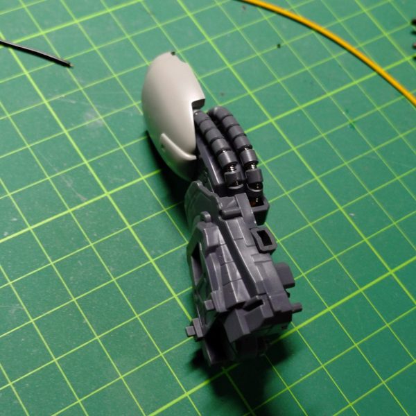 繁忙期で体力削られて制作意欲も減退してます膝前面は頭・腰と揃えてスプリング+パイプでデコります(膝当てで見えなくなりますが（1枚目）