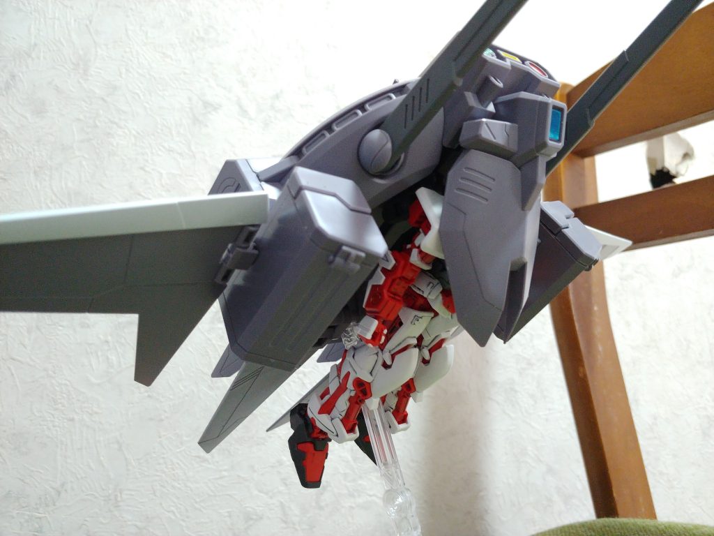 キャバリアーのフロントカウル?を傾かせアストレイを支えて安定よし