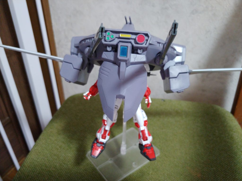 とりあえず、普通に接続 ジョイントパーツで接続したものの少しアストレイの背中のダボ穴が緩めなのでぐらつきアリ