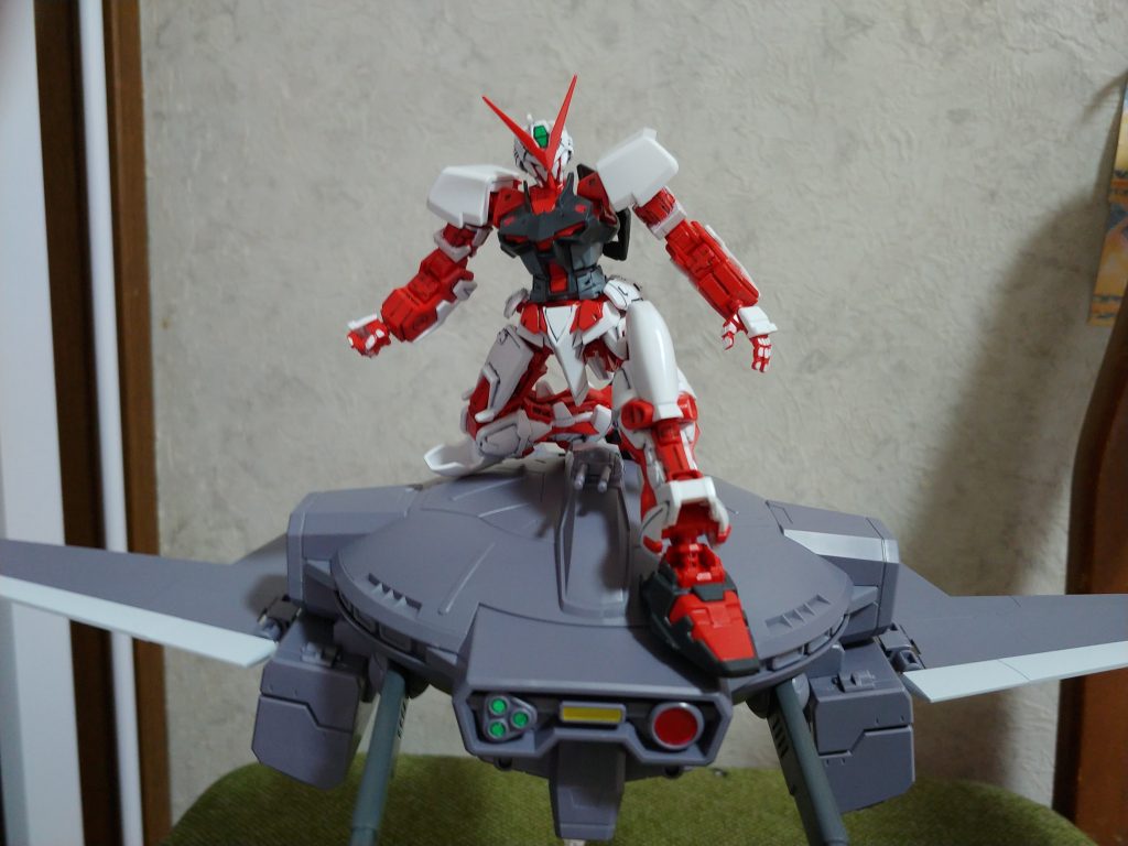 ただ、パイロットがロウ・ギュールでハチがキャバリアーのコントロールを掌握したとしたらこんな運用が似合いそうまぁ 背中に載せただけです