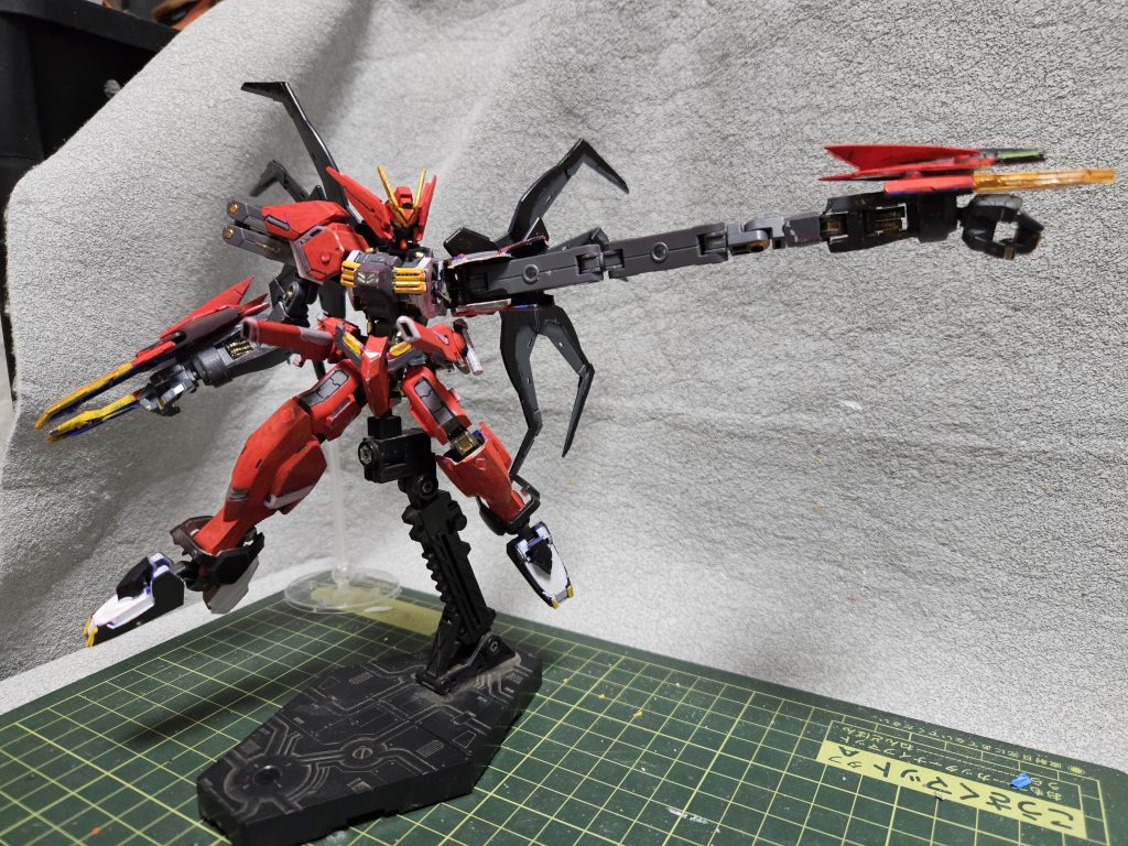 ヴァサーゴの特徴である伸縮腕をバトルアームズで再現。先端にあるクローはアルトロンガンダムを参考にジャンクとプラバンで加工して製作しました。つまり鉄血でWでXな機体となっております