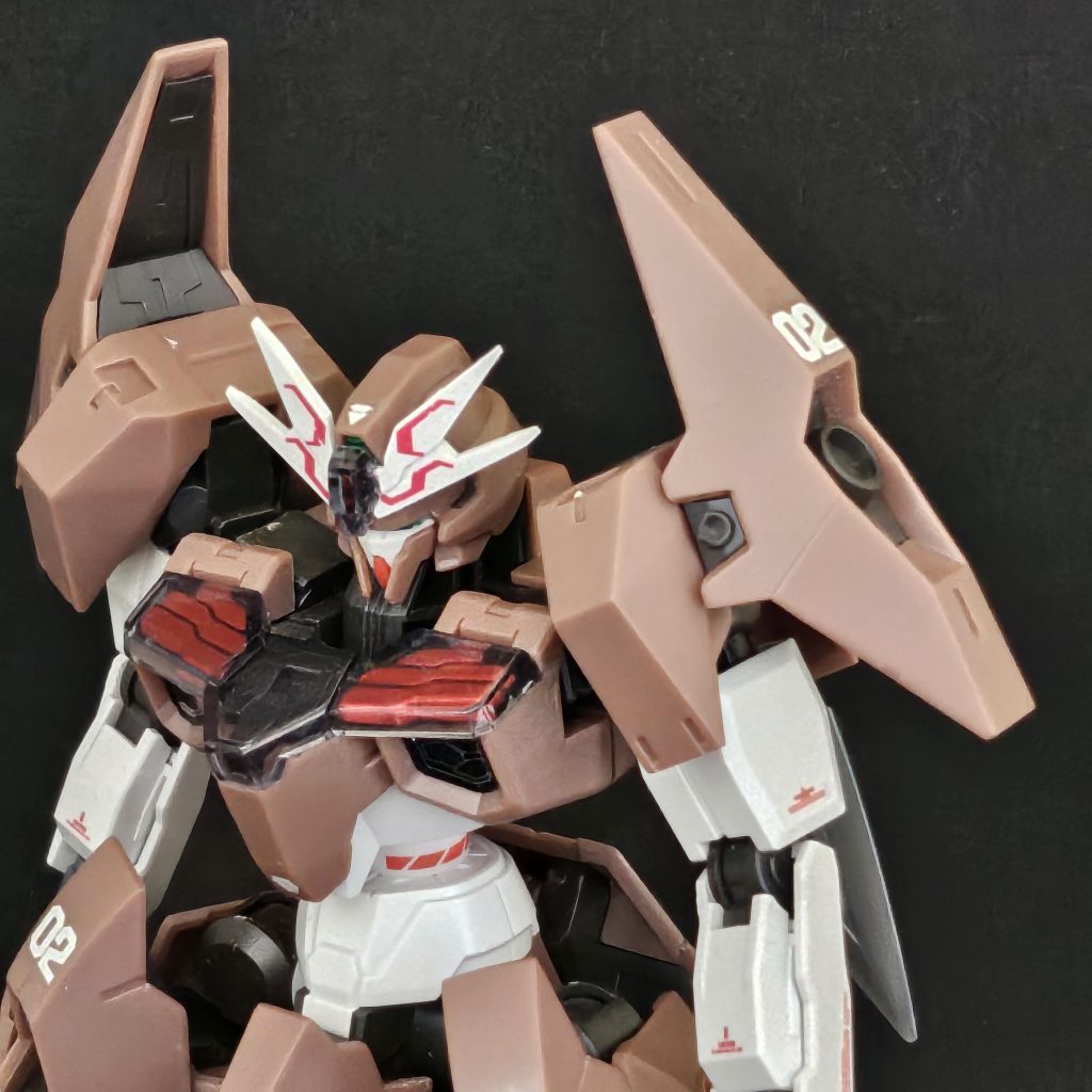 バストアップ角にデカールを貼ったら白の面積が減りバランスが良くなったと思います