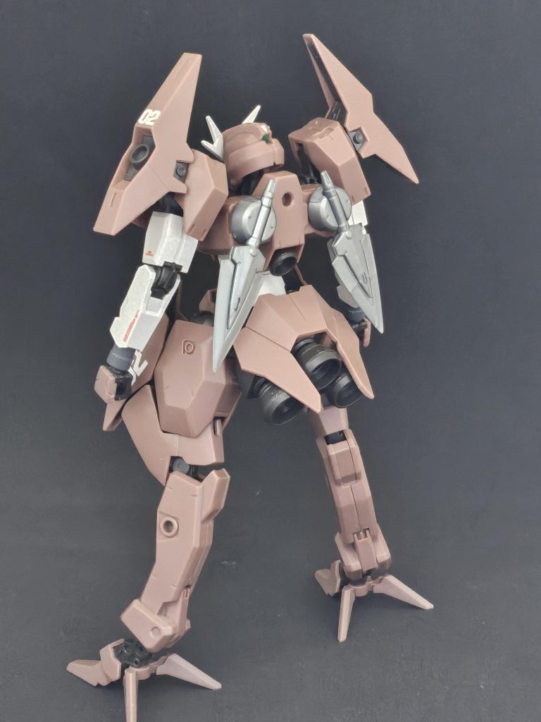 背面武器は超接近戦を想定して実体剣のみです