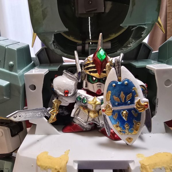 元祖SD真聖機兵ガンレックスとセットで制作中のバーサル騎士GP01ですちーびー戦士の騎士GP01をベースにしていますこちらもまだ制作中ですが、ある程度形になってきたので経過を投稿します（1枚目）