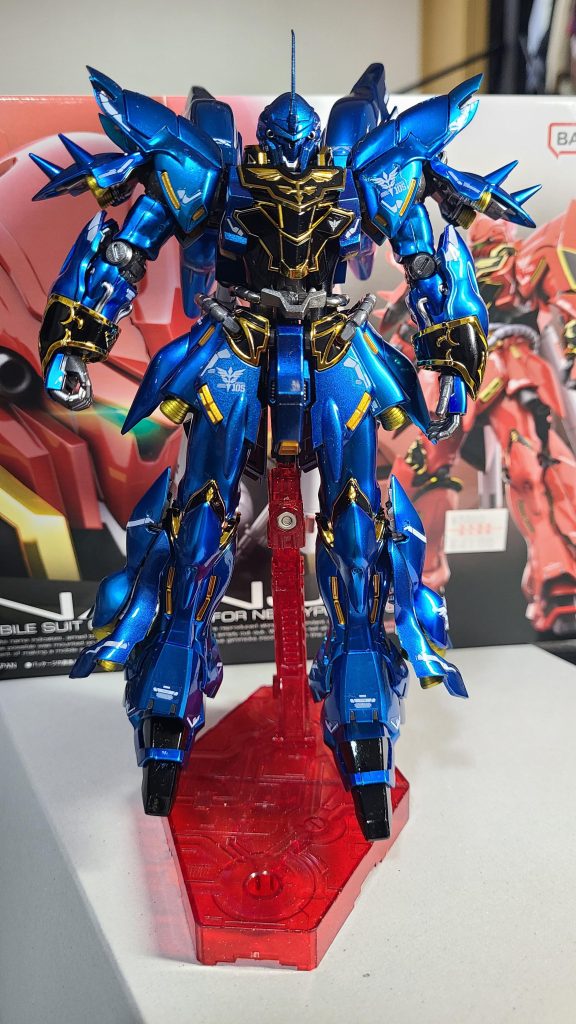 光沢のある赤のままでも良かったんですが、『青い方が似合うだろ?コイツ』って事でクリアーブルーでキャンディ塗装してみました。