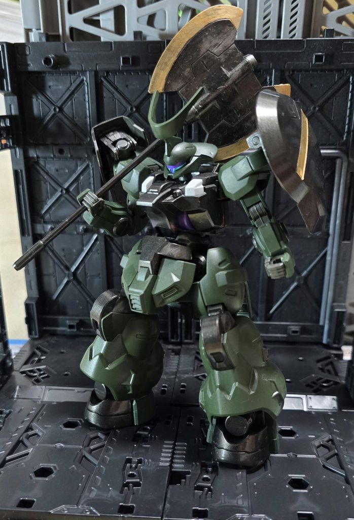 黒い部分は、黒鉄色。黒鉄色は、筆で塗ってもしっかり光沢が出て、大好きな色です(zaku-kao6)