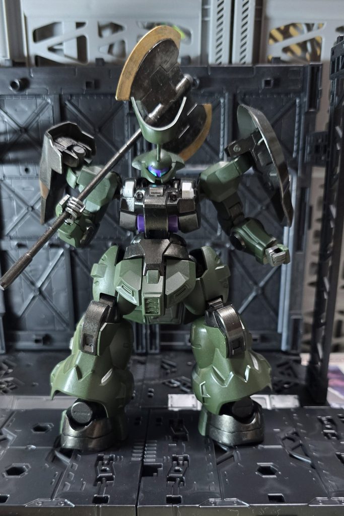 よもぎ色か迷いましたが、元の色に近いためやめました。差し色にしようかと思いましたが、上手くいかず、結局全部暗緑色で塗装(zaku-kao5)