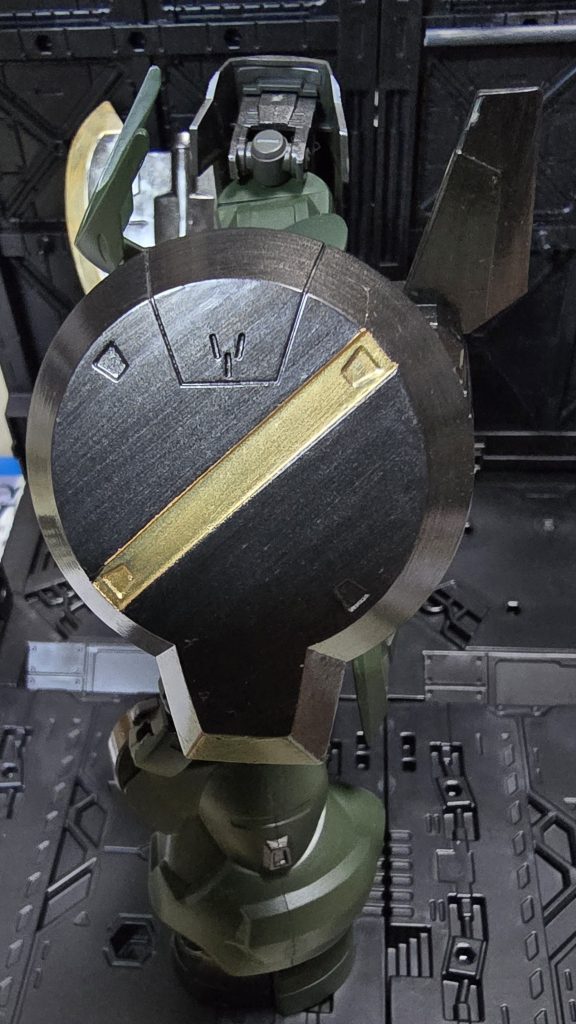 シールドは黒鉄色でヘアライン仕上げ(zaku-kao5)ゴールドラインがお気に入りポイントです(zaku-kao6)