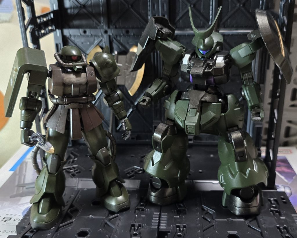 先日紹介した、ザクと一緒に。やはり兄弟機みたいですね(zaku-kao5)