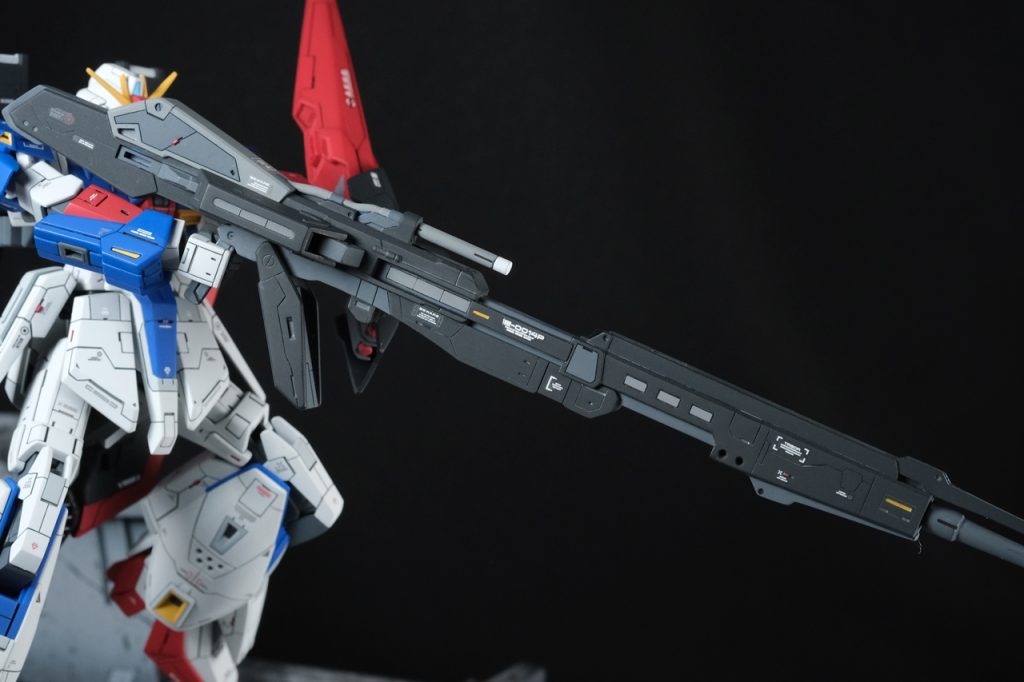 【ハイパーメガランチャー】青い武器ってどうなんだろうと思って、成形色の青からジャーマングレー主体のカラーリングにしました。何回か塗っては剥がしを繰り返したので、塗料が流れ込んで固まったのか、伸縮できなくなりました。-------------------------------------------------------------------------ここまで読んでくださってありがとうございます。MSZ-006 Zガンダム HGUC203(その1)はここまでです。自分の今後のための制作記録としての役割もありますので、長文ご容赦願います。写真をたくさん撮ったので一回では載せきりませんでした。ウェイブライダー形態もありますので、残りは「その2」に続きます。良かったら見てくださいね。その2はこちら↓https://gumpla.jp/hg/2453577