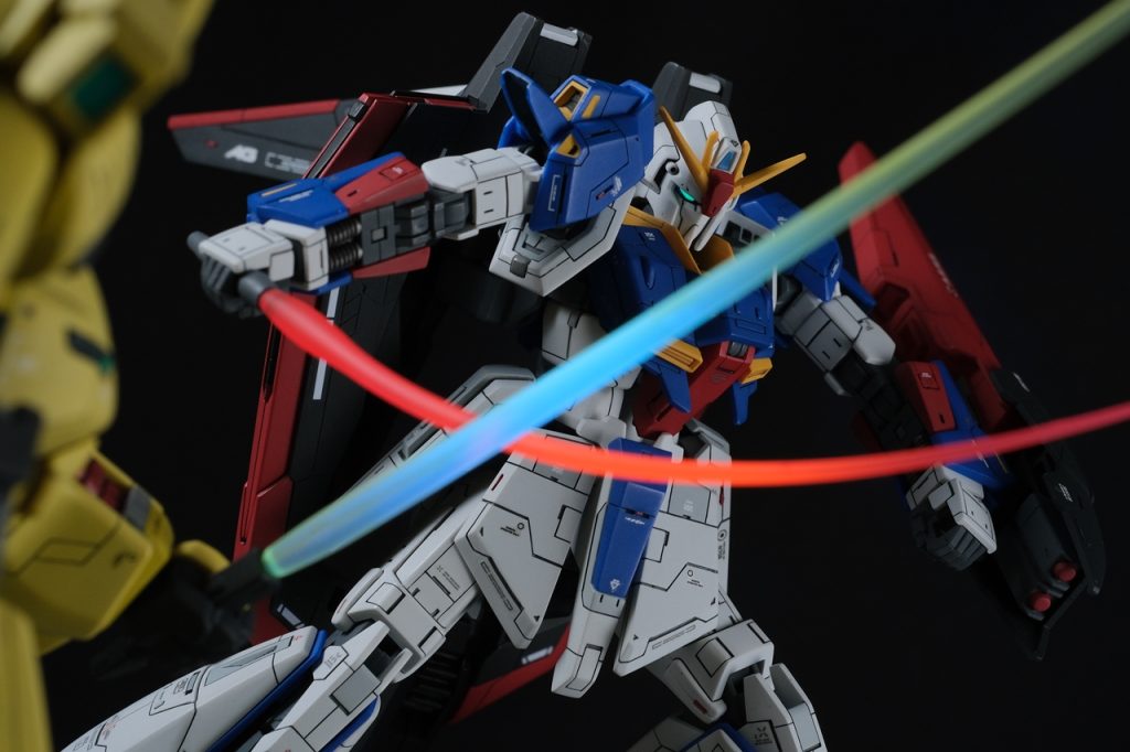 【ジ・オに斬りかかる】ビームサーベルはドライヤーであぶりながら曲げました。ガイアカラーの蛍光ピンクを吹き付けています。