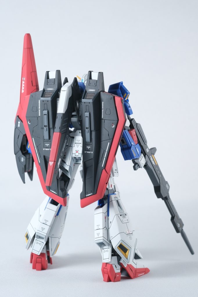 【全身図・背面】背中の羽根は合わせ目消しはしてません。黒いパーツに赤を塗らなければならないので、はじめベースホワイト1000→アクリジョンベースレッドと塗ったのですが厚塗り感が出てしまい、一度全部剥がしました。エアブラシを買ってから改めて、ベースホワイト→小豆色と塗りなおしました。羽根に限らず塗装をはがしたりしているので、パーツ表面がシンナーで荒れちゃったところもあります。やすりかけたりして余計な手間が増えました。