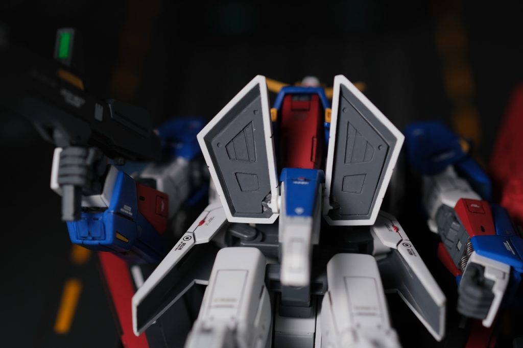 【フロントスカート・裏側】初挑戦なので、とりあえず簡単なデザインでやってみようと、こんな感じにしました。ガイドテープで縁取りして、真ん中に一本貼ってスジ彫りする要領でくり抜いています。