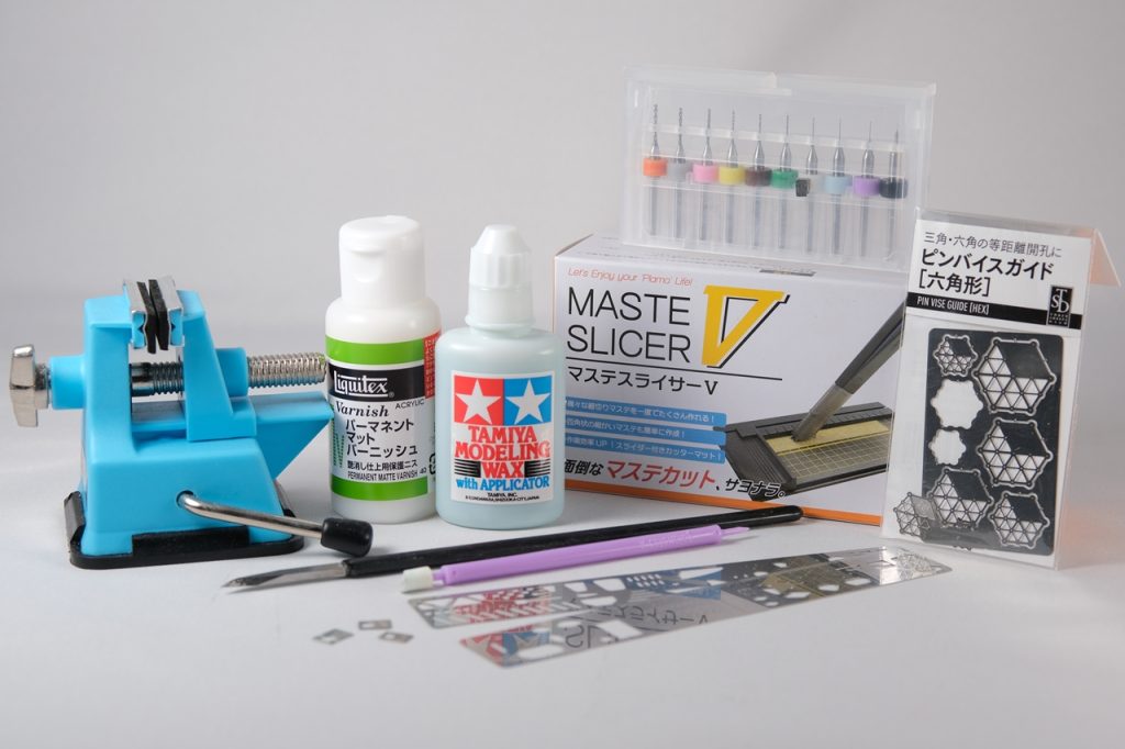 左から。~HGミニバイス~wave製で700円くらいだったはず。特にガイドテープ貼るとき楽になりました。指つらなくてすみます。~パーマネントマットバーニッシュ~このZガンダム、関節硬すぎる所と緩いところの差が激しすぎです。今まで緩いところはティッシュ詰めたりしてたけど、思いきって買いました。~タミヤモデリングワックス~変形でこすれそうなところにと思って買いました。塗ると、「プレミアムトップコート艶消し」スプレーのようなしっとり艶消しになってくれるので、結局全部塗りました。水性艶消しだと塗ってすぐ拭かないと塗装が剥がれます。~マステスライサーV~デティールアップでプラ板貼るのに、1mm幅とかを楽に切り出したくて購入しました。すごい楽。マスキングテープを切るのには使ってないという・・。~ピンバイス~今までクレオスのピンバイスセット使ってたけど、一番細い1mmでも太く感じることがあったので買いました。0.6mmくらいがちょうどよかったです。~ピンバイスガイド 六角形~「ブチ穴」を開けたいときにすごく楽になりました。三角形や平行四辺形など、色々できます。~両刃キサゲ ミネシマ製~パーティングライン削ったり、スジボリラインに傾斜を付けたいときに使いました。~フィニッシュマスター~スミ入れやマジックリンふき取ったりするのに、綿棒だと限界があって、買ってみました。くぼんだ所とか狙って拭き取れるのですごくいいです。~テンプレート ハセガワ製~飛行機用なのかな?その左に散らばっている小さいのもテンプレートで、Amazonで買いました。ただのラインだけでは単調だなーと思う場面も今まであったので、これからも活用したいと思います。
