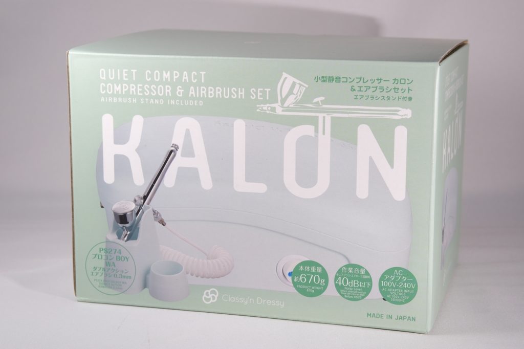 まずはエアブラシ。プラモ作り始めて2025年6月で丸3年、ずっと筆塗りで頑張ってたんですけど、今回青と赤色の塗りムラにどうしても勝てなくて何回もやりなおしていたので、エアブラシ導入しました。クレオスのカロン&スーパーブースコンパクト。うちは常設できないので、片づけ時にかさばらないコンパクトなものを選びました。艶消しだけ今回イマイチになっちゃったので要練習かな。ブースは少し改良するので、また次回にでも載せてみます。