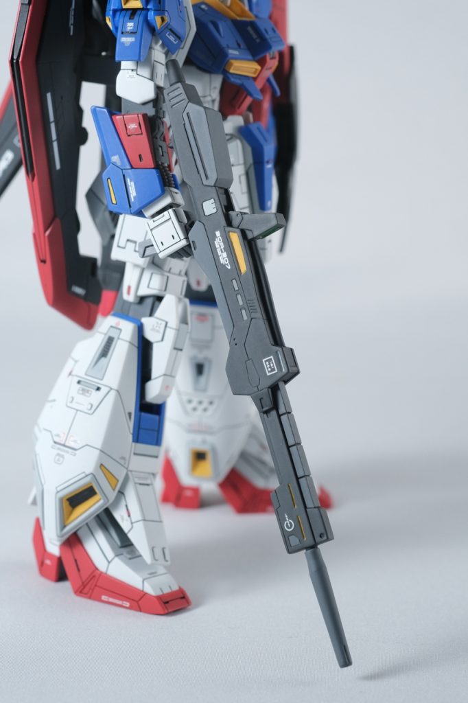 ライフル。これもディテールアップしてます。スコープは、銀色を塗って、上からガイアカラーの蛍光グリーンを塗りました。極端に言えば流し込んでいます。ライフルや手首あたりの黄色は、アクリジョン ベースイエローを塗って、はみ出しをすぐマジックリンでふき取るという方法で塗り分けています。スミ入れの色選びで迷ってグレーを入れてみたんですけど、黒を入れた方がはっきりしたかもしれません。手の甲も、今回はスジ彫り入れてみました。親指の付け根も表現してあります。