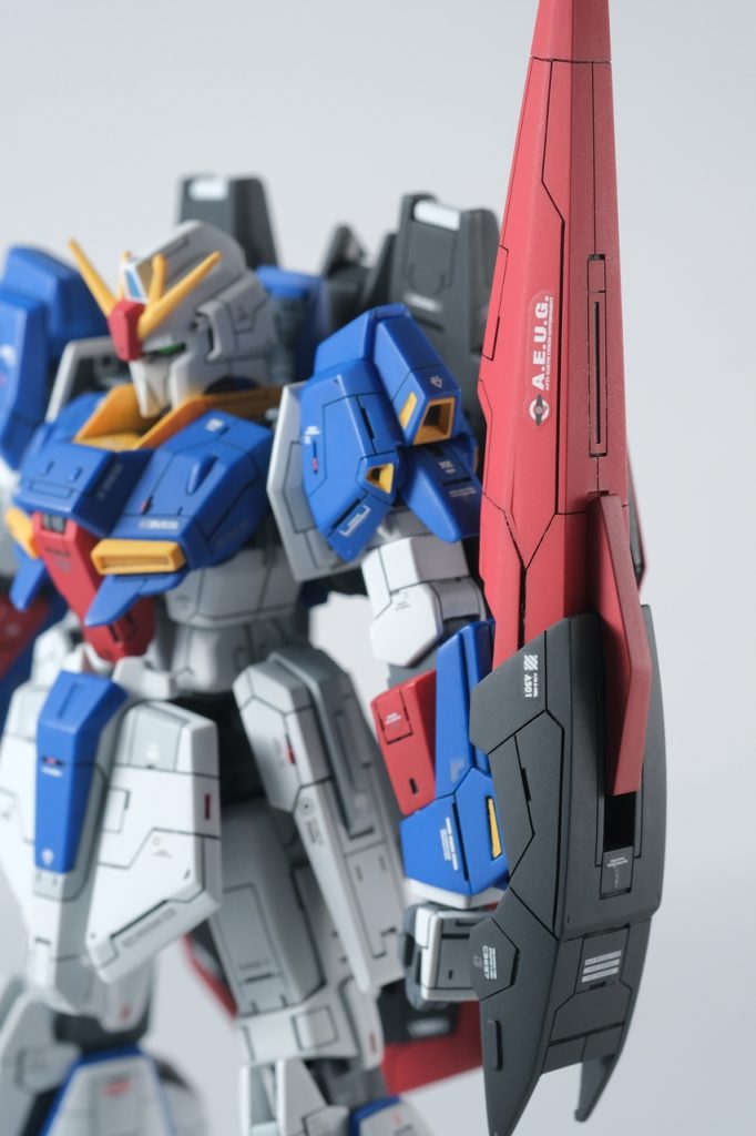 【シールド】黒には黒、赤色部分には水性ホビーカラーのH17ココアブラウンでスミ入れしています。エゥーゴのデカールは、ウェイブライダーの機首になった時に良い向きになるようにしています。