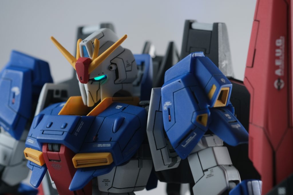 【上半身】ツインアイは、ベースホワイト1000→ガイア蛍光グリーン→水性黒の順に吹いて、マジックリンで目の部分だけ拭き取ってます。 胴体その他、レッドポイントをやってみたくて、身体全体で何箇所かやってあります。アクリジョンベースレッドを上部に塗っています。少し手間がかかったので、次回はやり方を考えなければいけないなと思いました。襟を少しヤスリかけて低くしてみたのですが、それでも高くて顔が左右に向けません。少しうなずくだけの可動域です。腕と接続するボールジョイントがものすごく硬くて、はめ込んだだけで肩側の受けパーツが白化しました。動かそうとしても、ギギギと今にも折れそうな音がしていたので、ボール部分をヤスリかけて修正しました。それに加えて肩の関節が引き出せるようになっているせいで、複雑で華奢ですぐ壊れそうです。エアブラシで艶消し吹くのが初めてで、肩あたりは少し白っぽくなってしまいました。