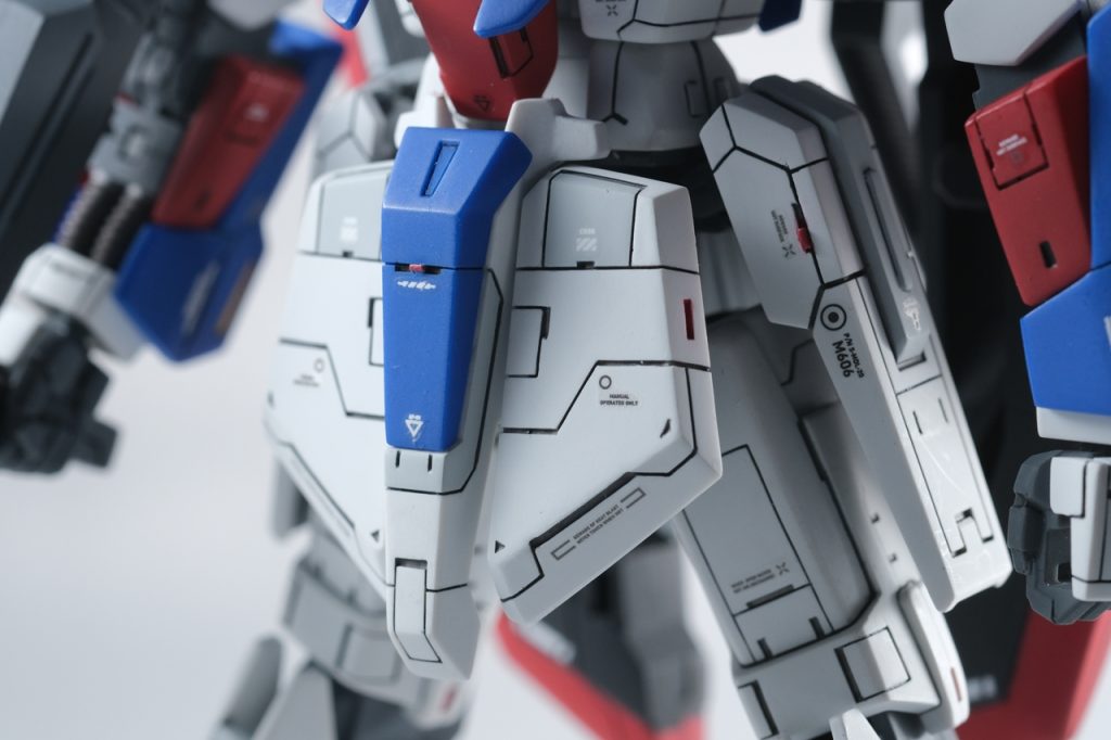 【腰・前面】フロントスカートは何もないのっぺりしたパーツでした。とても目立つのでスジボリ入れて、レッドポイントとデカール貼りました。フロントスカートは、裏側のディテールアップに初挑戦しました。下のほうで写真載せてみます。