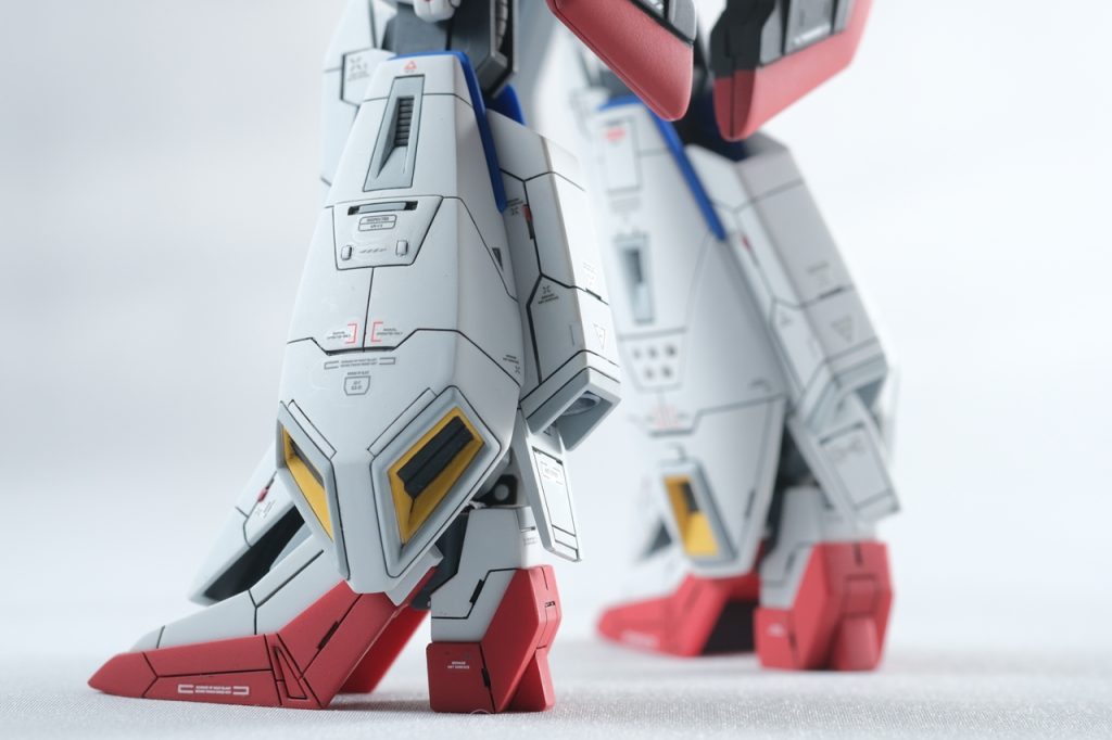 【足・外側】内側と外側のデザインがもともと違い、なんとか共通点を作ろうとデザインに悩みました。外側にもブチ穴を入れたら変になってしまったので、ランナー突っ込んだりパテ入れたりして平らに戻しました。イージーサンディングもここで初めて使いました。足首の関節が少し緩いので、パーマネントマットバーニッシュを塗って硬くしてます。今回スミ入れに水性塗料+マイペットを流したのですが、デカールを貼る際のマークセッターが水性塗料を溶かしてくれちゃうのでものすごく苦労しました。予想外でした。マークセッターを水で少し薄めて対応しましたが、これからは極力ウェザリングカラー流そうかなと思いました。