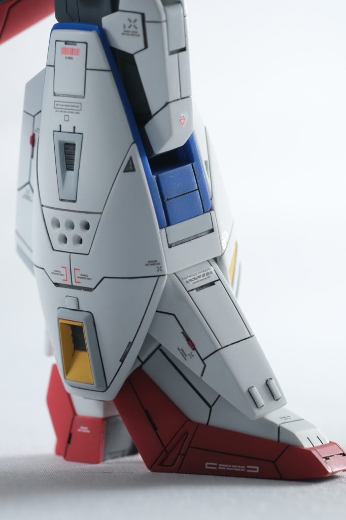 【足・内側】アンクルアーマーもひざ当ても、のっぺりだったものをひたすらディテールアップ。アンクルアーマーがあまり上に上がらないので、つま先を上げる動作がイマイチです。