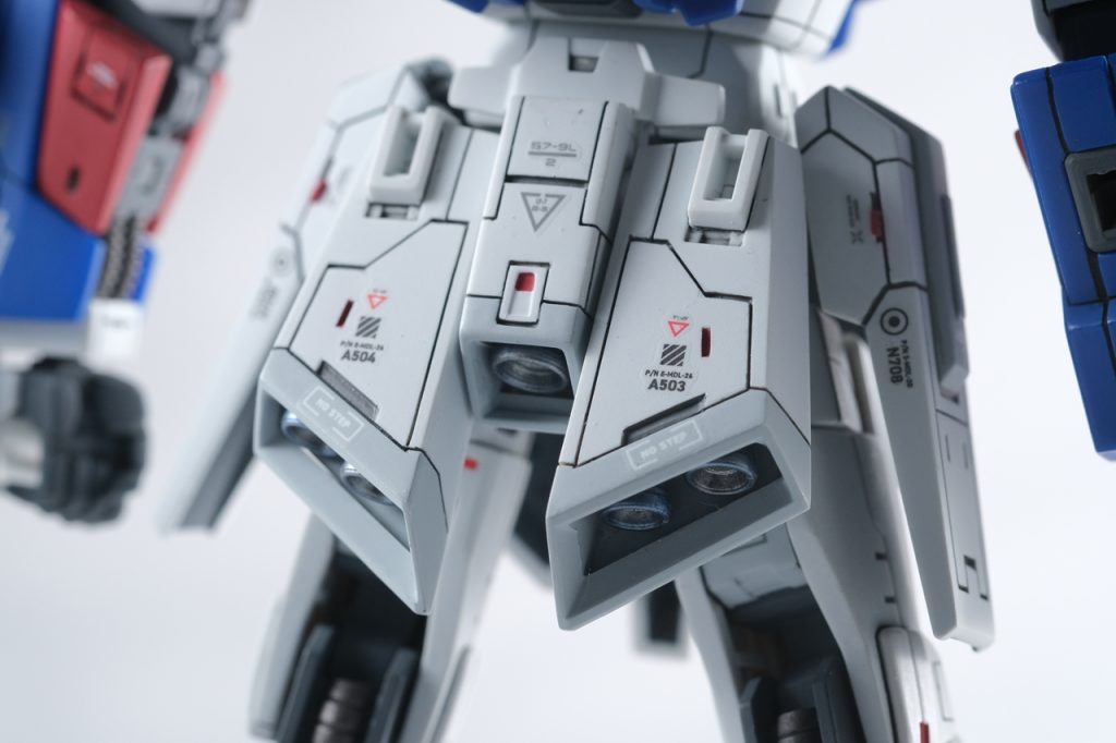 【腰・背面】フライングアーマーで隠れてしまうし、ウェイブライダーの時も奥まってしまうのであまり見えない部分です。そういう部分こそ「思い切ったデザインで彫っちゃえ」と思いつくままやったらこんな感じに。あと隠れて見えないけど、ももの回転部分(つま先をハの字にしたいとき動かす所)はすごく硬くて回りにくいので、モデリングワックス塗りました。そして開脚方向の関節は結構緩いです。サイドスカートの差し込みも緩いです。