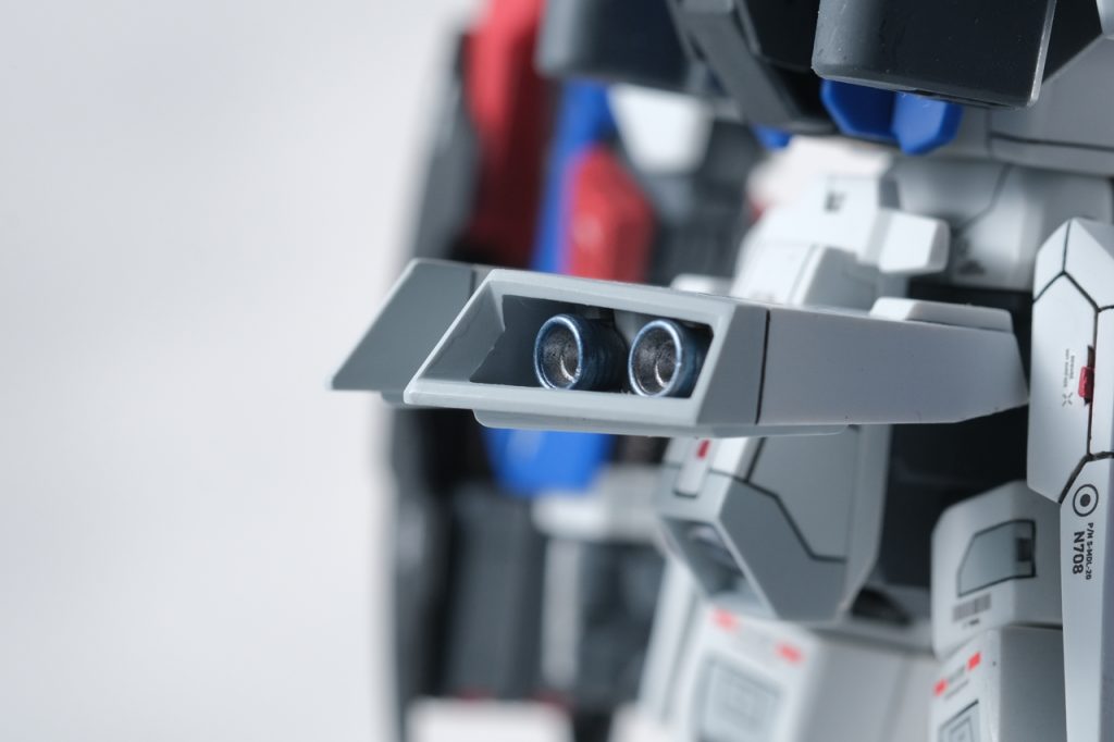 【バーニア】今回は銀色にしたあと、タミヤウェザリングマスターの「青焼け」を使ってみました。焼けたマフラーみたいなのやってみたかったんですよね。ここ以外にもお尻の中央と足首にあり、同様に青焼けさせています。