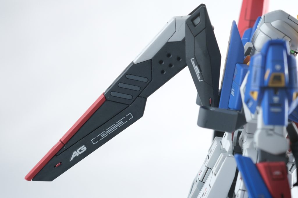 【スタビライザー】テンプレートを使ってブチ穴や楕円?(グレーの部分)を入れてみました。いいデザインにできたと思います。あと、白いパーツに小さい突起があったんですが、存在意味が分からなくて削りました。ああいうのは無い方がすっきりしてていいです。初代ガンダムの「WB」がホワイトベースなら、「AG」でアーガマってことでいいのかな、とワンポイントで入れてみました。