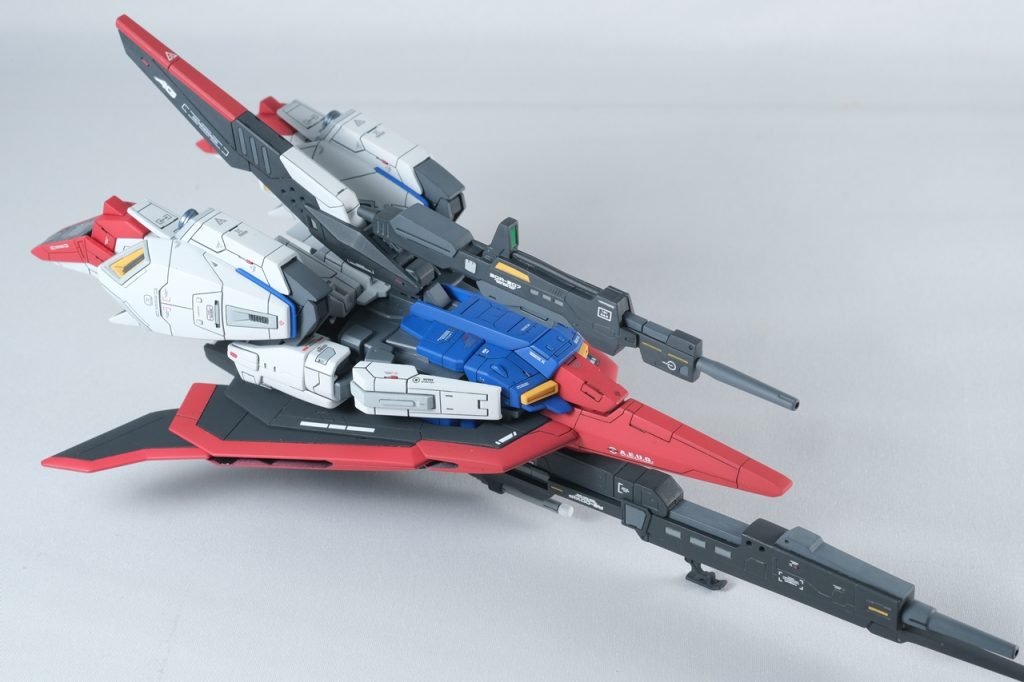 【全身図】ハイパーメガランチャーも装備しています。人型をバラして各部品をベース部品にくっ付けていく、という感じで変形させていきます。外しやすくはなっているものの接続が固かったりしたので、「折れてしまうんじゃないか」ととても嫌な汗をかきながらやる必要がありました。こすれそうなところは削って広げてあるし、モデリングワックスも塗ってるしで多少大丈夫と分かっていても、極力もう変形はさせたくないです・・。