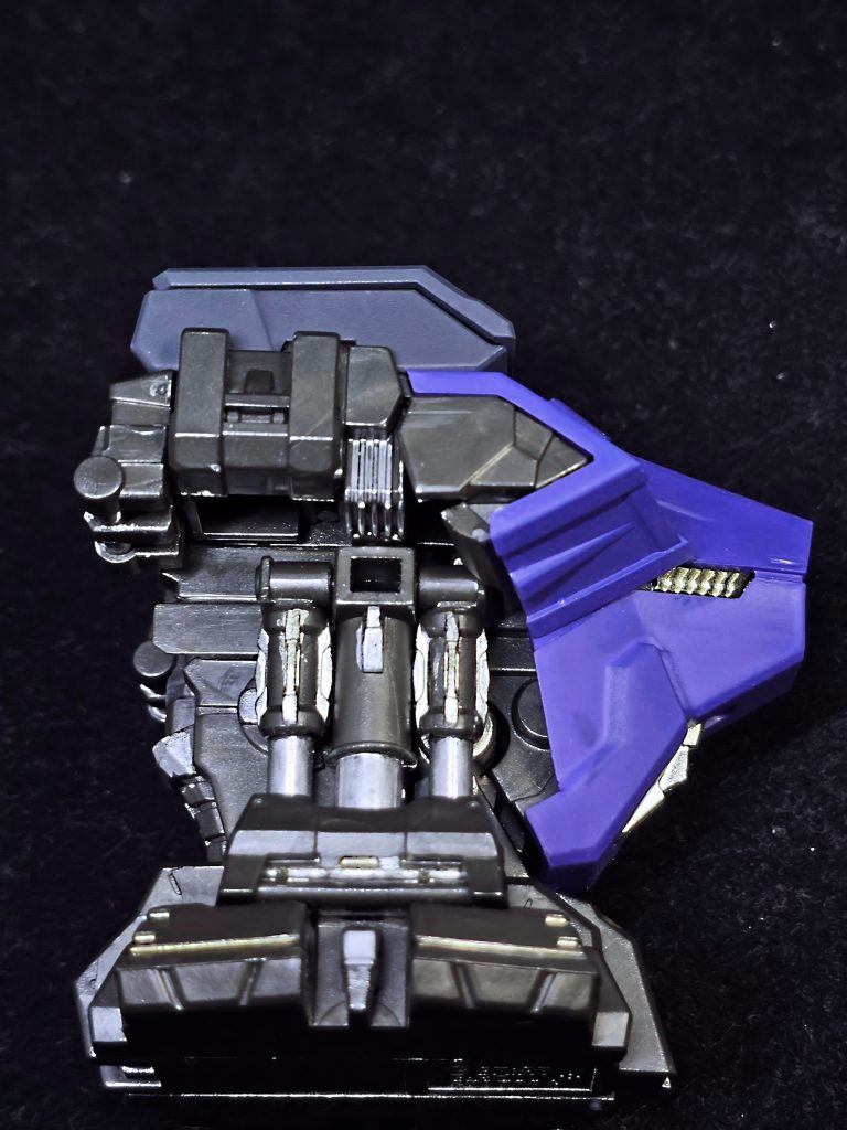 ガンダムマーカーのメッキシルバーやゴールドを使って内部メカは一部塗り分けることで情報量を出してみました。