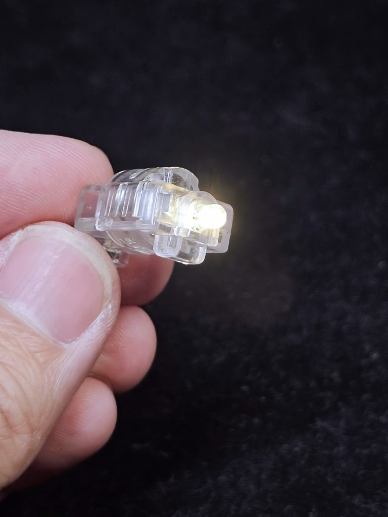 付属のルミナスユニットで発光可能です。ただネット上ではこの色が黄色なのであまりウイングゼロには合わないらしく、クリア―ブルーなどでの塗装をしている例もありましたね。