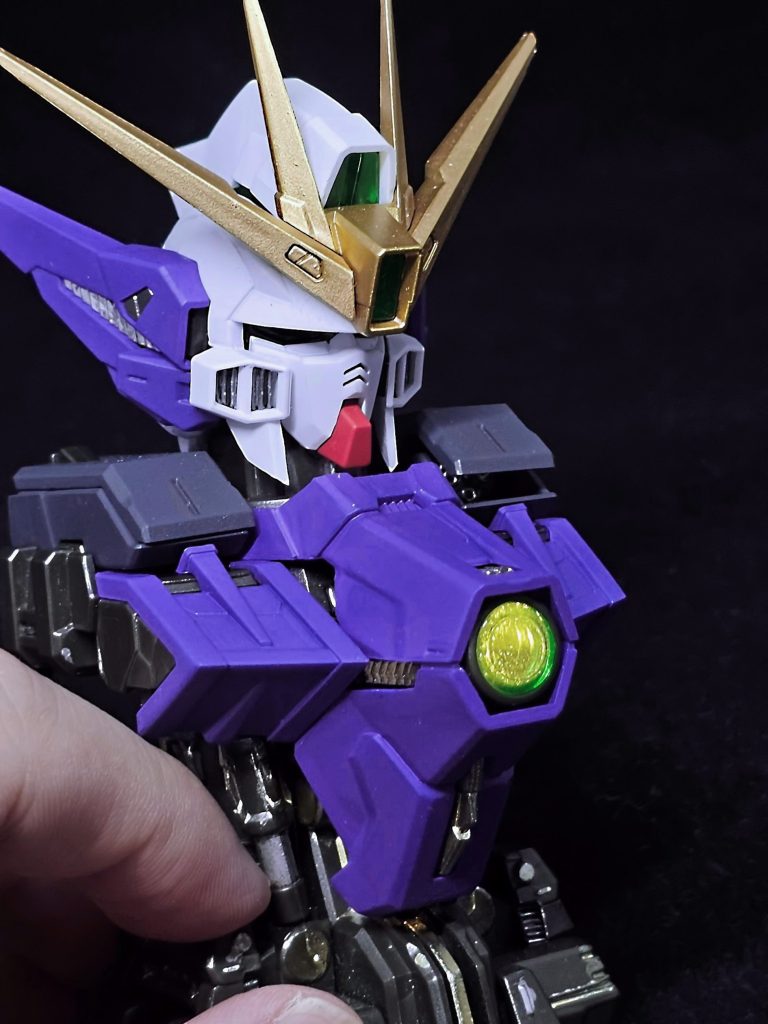 試しに光らせてみたもの。確かに緑色のサーチアイというより黄緑になっちゃってますね。機会があれば改良したいです。