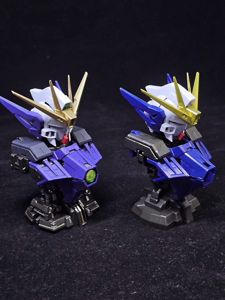 キットそのものとの比較。キットのものは青味が強くあまり好みではなかったので青紫に変更。頭部アンテナもキットのものは緑っぽさを強く感じたので普通の赤味の入ったゴールドに。