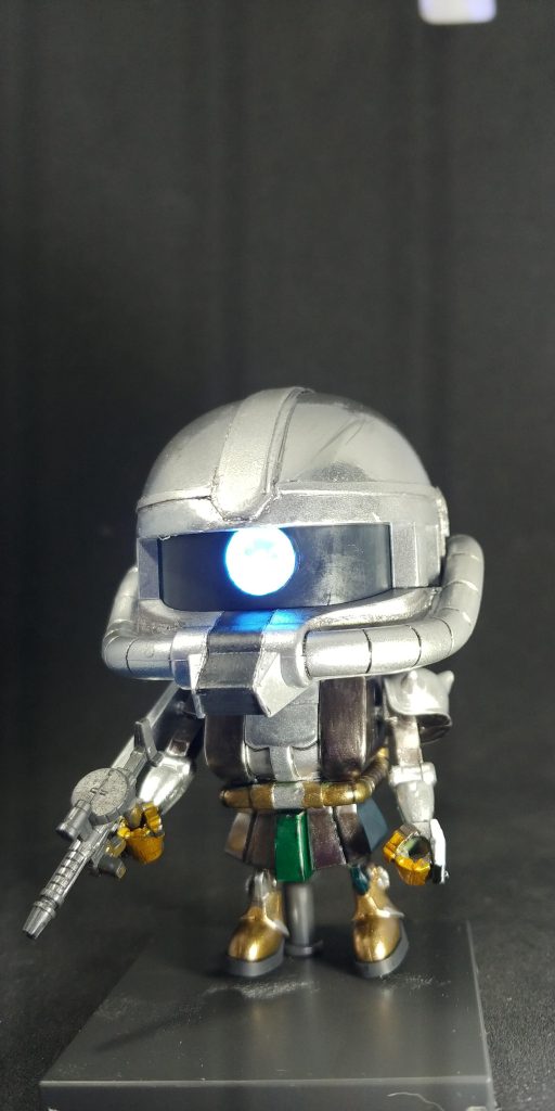 モノアイは一応マンダロリアン風ですので、モノアイ無いような普段は黒くブラックライト当てることで光る様にしてますなので蛍光ピンクはちょっと見えちゃうんで、蛍光クリアーモノアイの穴内に蛍光クリアー、そして上にクリアーのレジンで埋めてます