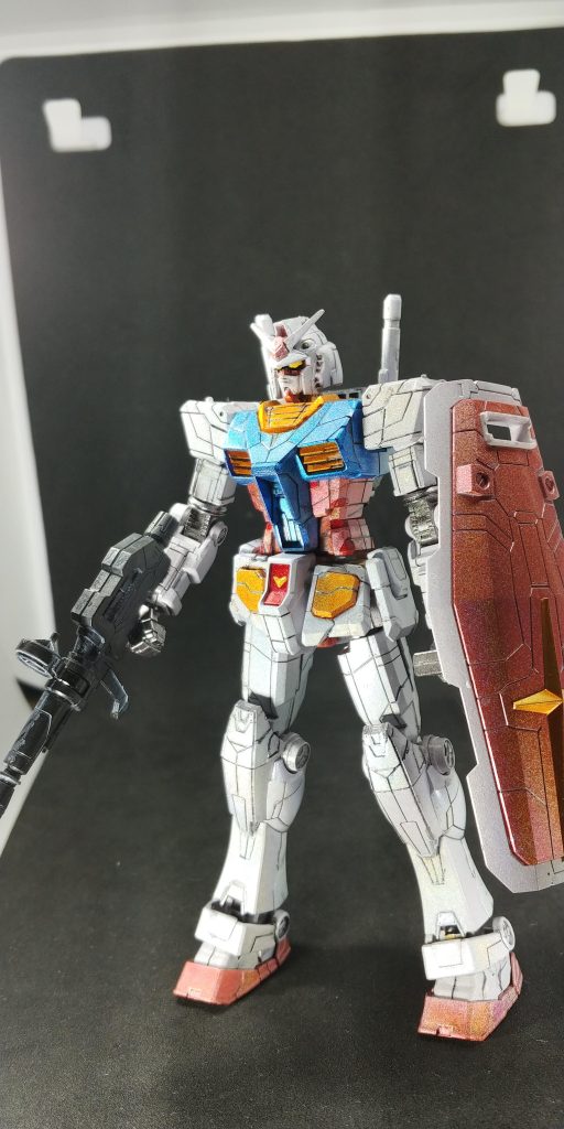 全体的にホロ塗装してます久々にニューホワイトにネイルパウダーinしてうっすらピンクでしたが最後ちょっとホロシルバーふったらうっすらピンクが見えなく