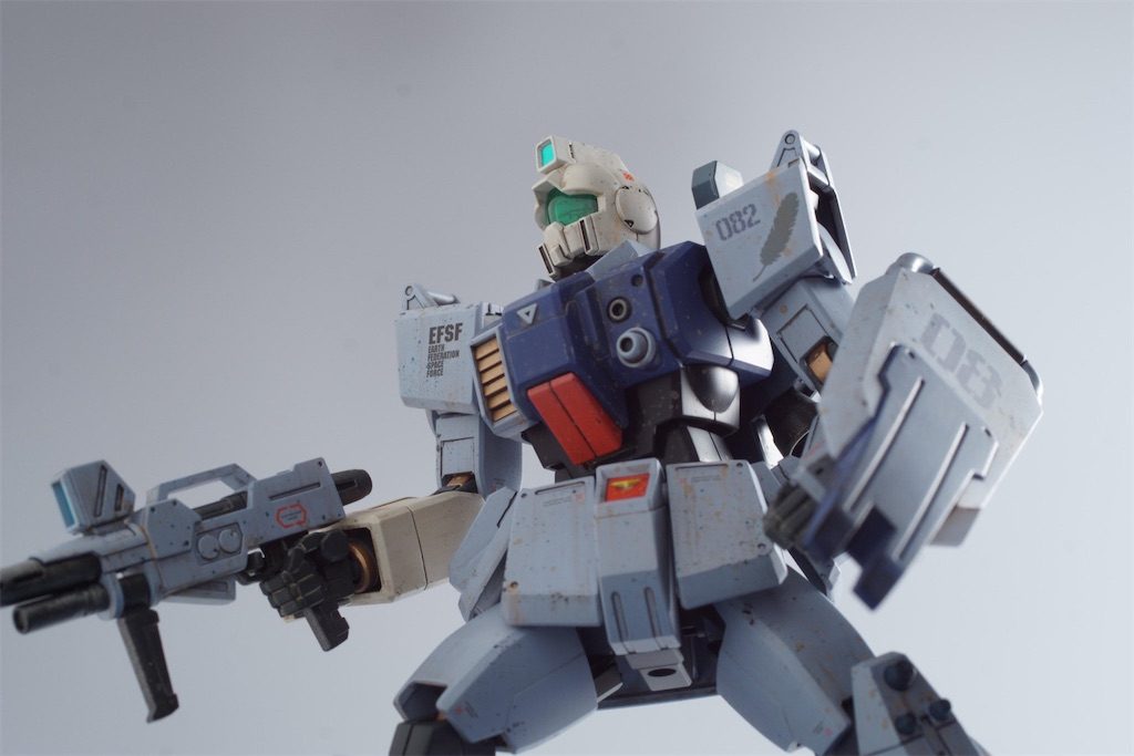 これが、ローアングル撮影。煮との目線でこのくらいですよねきっと(笑陸ガンの白って、青みがはいってるよなぁと思い、色指定や作画からの色拾いをしても、実はグレーなんですよね。青みが入った塗料を模型屋さんで見つけたので、そのまま塗りました。反省点は、フレームをもうちょっとドライブラシとか、やりようがあったよなぁと。直せば直すほど陸ジムになっていく陸ガン、面白かったです(^-^