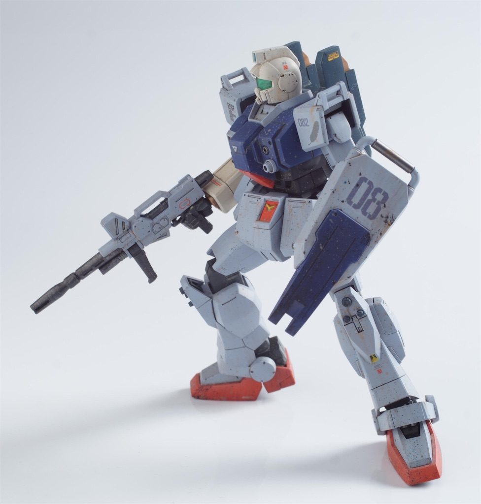 派手なアクションではなく重みのある動きで。そしてこのポージングでローアングル撮影しました。