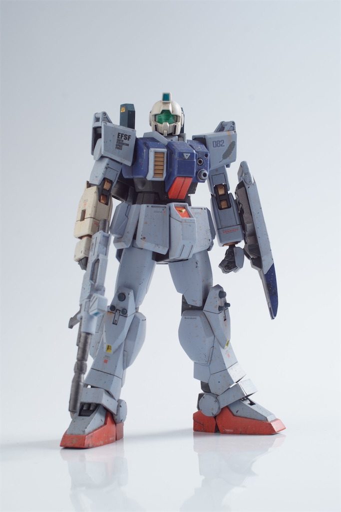 右腕の陸ジム化(色を変えただけですw)左コブシをしっかり握ったものに。チッピングの後、ウォッシングを上から下に流れるように。