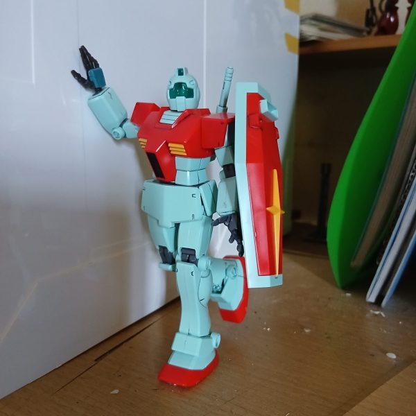 寄りかかるジム君(550円で買ったマジックでスミイレしてあった人)……………………だんだん引いてって、パカッ、ピカッて感じなんですけど…でかすぎて去年の９月から進んでない…完成しても邪魔だろ……なんでこんなもん作ろうと思ったのか……完全に魔が差したとしか……クッ！なにかコメントあればお気軽にどうぞ❤️→(早く捨てろとか……)（1枚目）