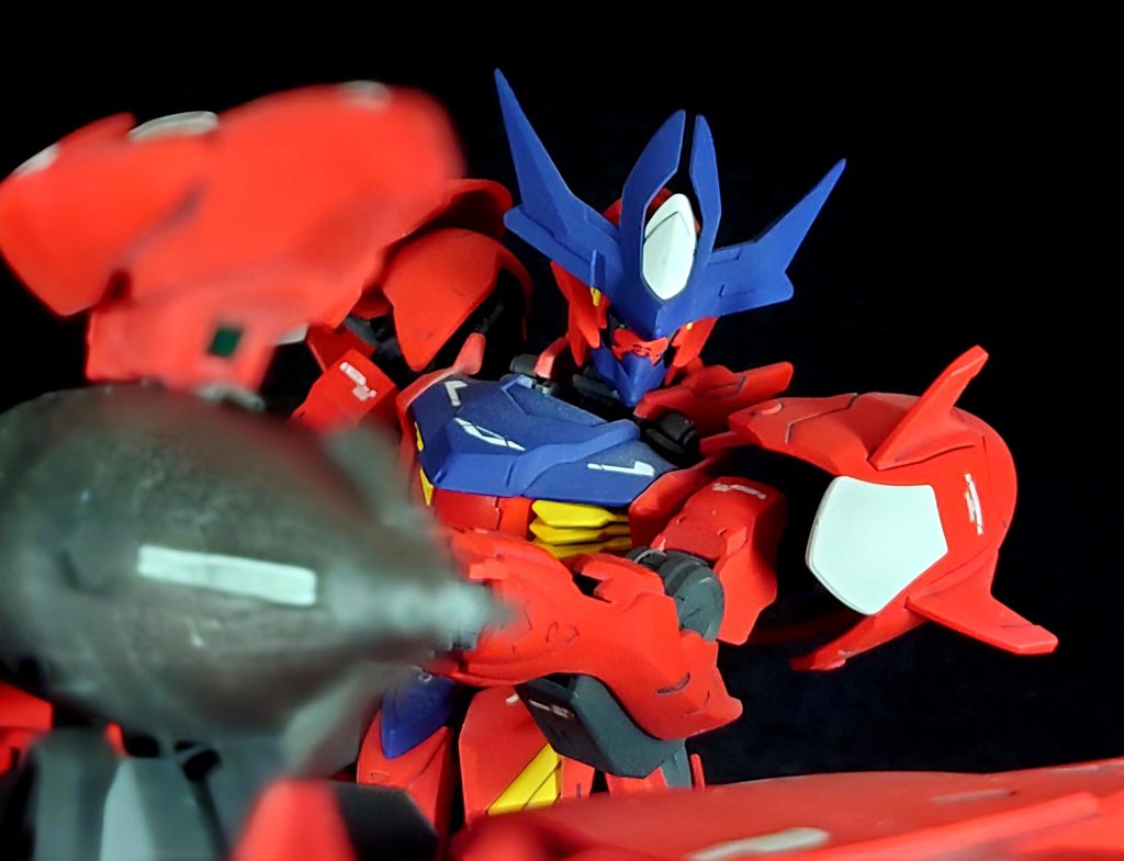 アメイジングアイアンブラッドアメイジングメイスと天式の合体形態。中々カッコいいと思うのですがいかんせんやはりでかい。今回でかいでかいばかり言っている気がしますが本当にでかくてこの状態だとポージングはほぼ固定になると思います。