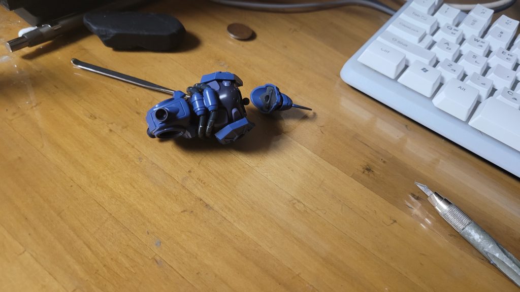 最初は軍警ザクの首とケンプファーの頭がお互いに届かなくてすごく慌てました。