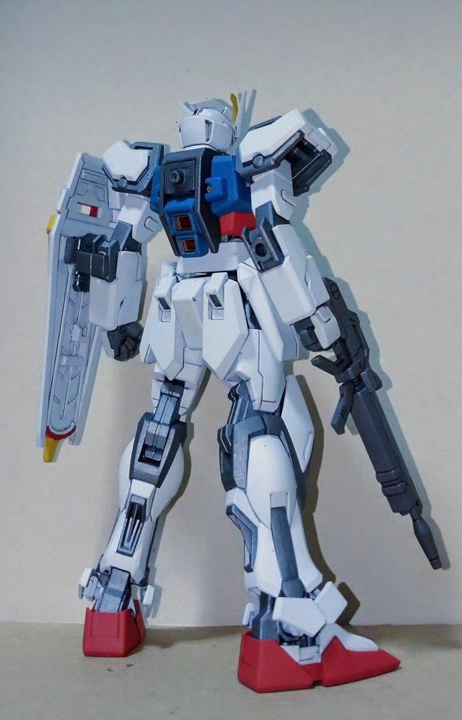 EGのガンダムタイプは3種類とも購入しましたが個人的には最も出来が良いと思うのがこのストライクです(もちろん他の２つも素晴らしい出来ですが)。当初はただ組み立てて塗装するつもりもなかったのですが、あまりの出来の良さにちゃんと塗って上げないと申し訳ないみたいに感じたので全塗装しました。出来が良いのでほとんどそのままですが踵を上げた時のスキマが気になったのでソール部に少しプラ材を張り付けて左のグーパンを自作の物にした位です。