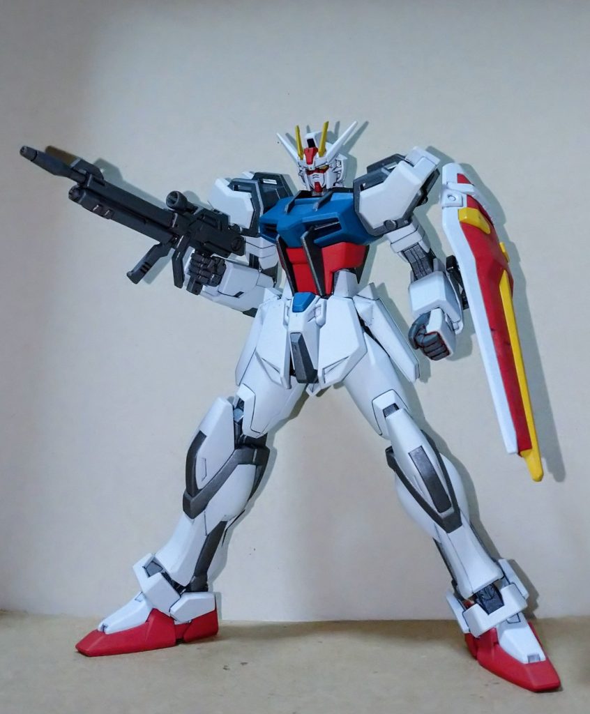 可動も優秀ですがあまりアクションポーズは撮っていませんでした。😓とは言えちょっと足を広げて銃を構えただけでもそのままタイトルバックにしても良いカッコ良さですね。さすが主役機です。😆特に何もしていないのであまり言う事もないのですが青色はもう少しはっきりとした青にするべきでしたね😅以上になります。最後までお付き合いして下さった方々、ありがとうございます。