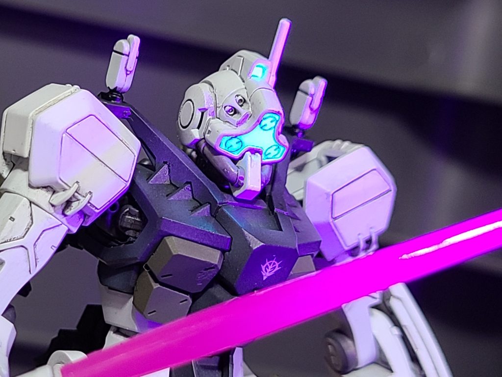 まさかの非クリアーパーツのカメラ部分ですが、いつもの蛍光塗料ビコーンシステムで発光状態を再現出来ます。