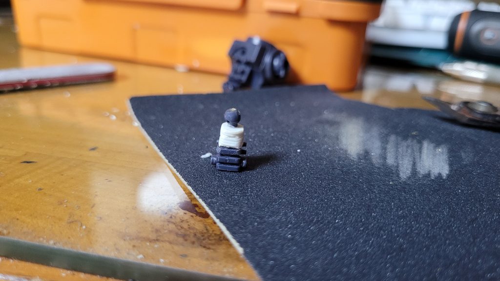 結局、こいつをなんとか完成させてみたいという気持ちで、初めてプラパンと針金を使ったパーツの延長を試みました。幸いなことに、初めての試みに成功してとても嬉しかったです。