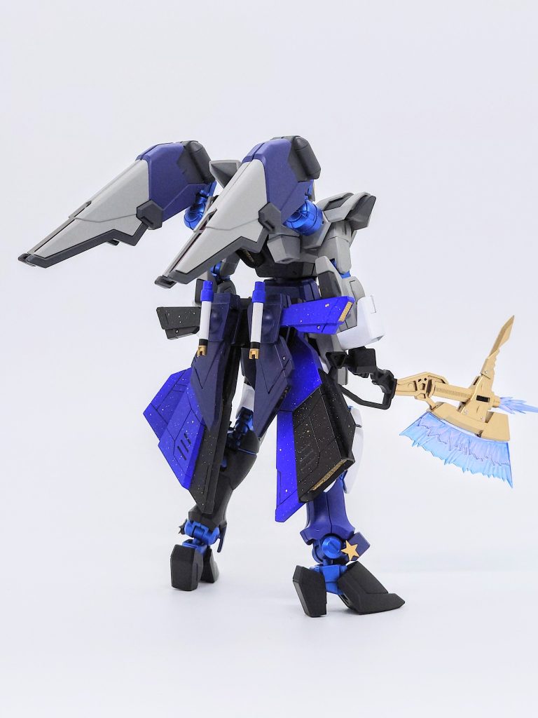 アシンメトリーなバックパックだった前機から、ウイングバインダー2枚のデザインに変更しました。リアスカートのリボン型のスラスターユニットはお気に入りなのでそのまま残しています。