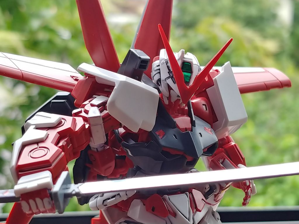 紅い紅い赤い機体のアストレイ