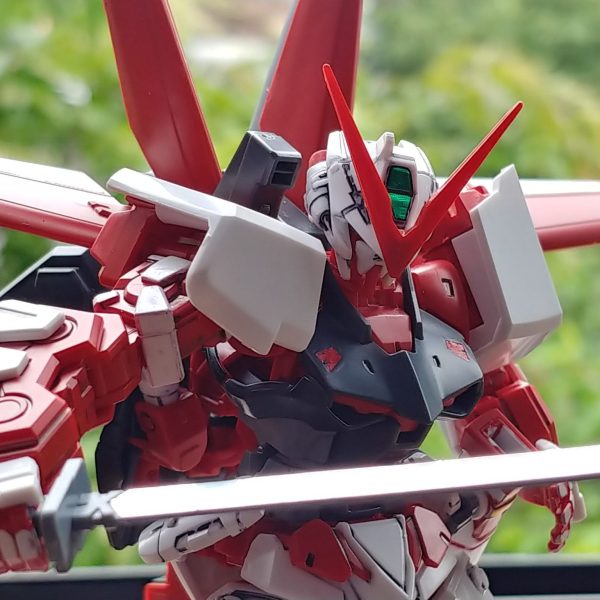 紅い紅い赤い機体のアストレイ