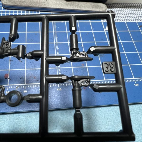 赤いガンダムの作成スタート。GUNSTAに作成ストーリー載せたこと無かったので、下準備を載せていこうと思います。今回はビット等武装をマウントする部位ですが、ケーブルのディティールが板になってしまっているので、この部位を開口します。これ、他のも同じ作業ってことになるのかな(^o^;他に、シールドのデカールを水転写に転生(w)させたり、ビットを６つにする作業を後日アップしますね。↓作成ブログスタートです（2枚目）